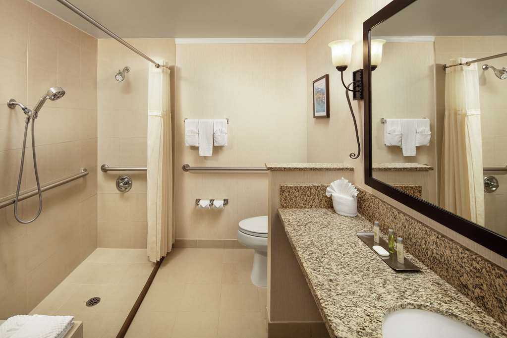 Фото DoubleTree by Hilton Claremont