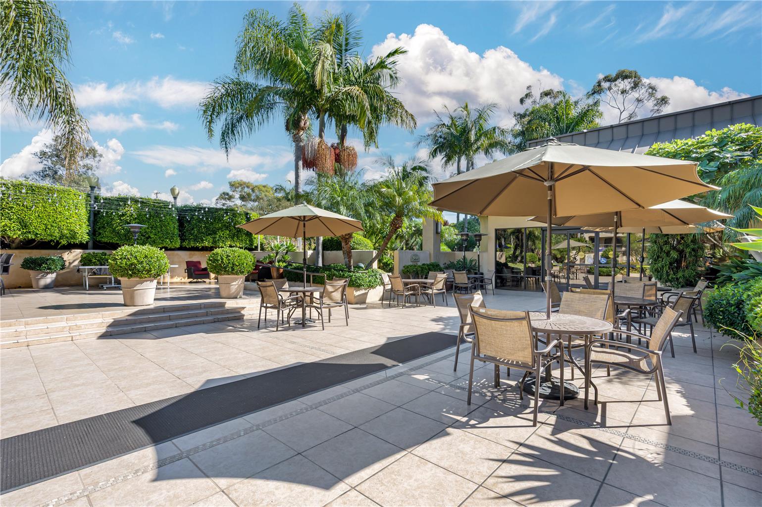 Фото Best Western Plus South Coast Inn