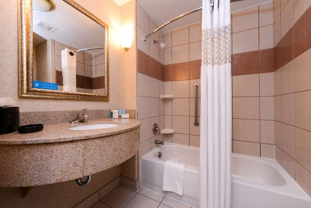Фото Hampton Inn & Suites Ontario