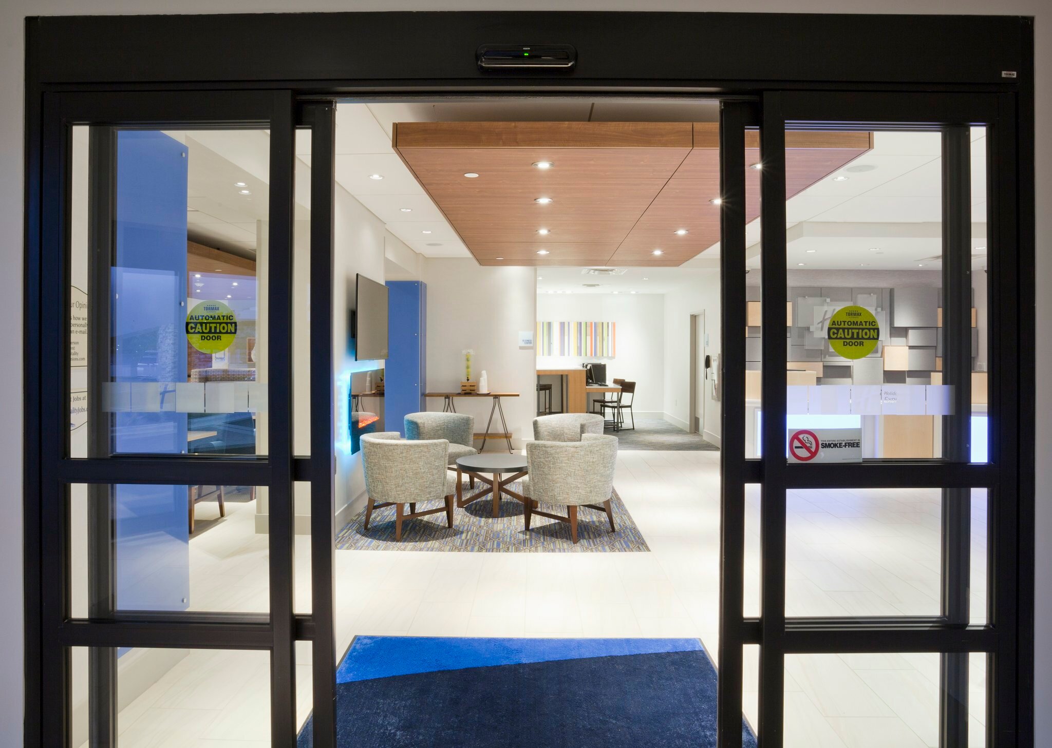 Фото Holiday Inn Express Roseville-St. Paul, an Ihg Hotel