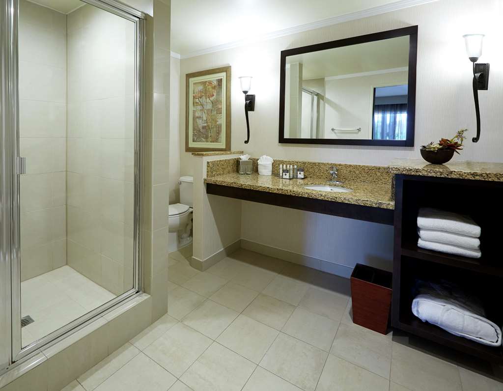 Фото DoubleTree by Hilton Claremont
