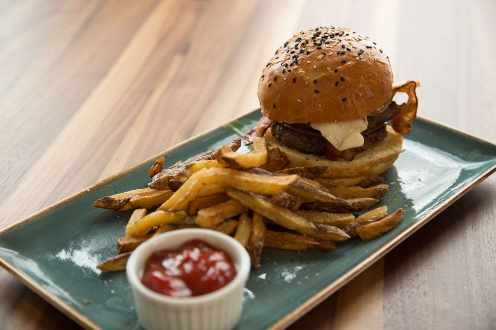 Фото Hilton Garden Inn Iowa City Downtown University