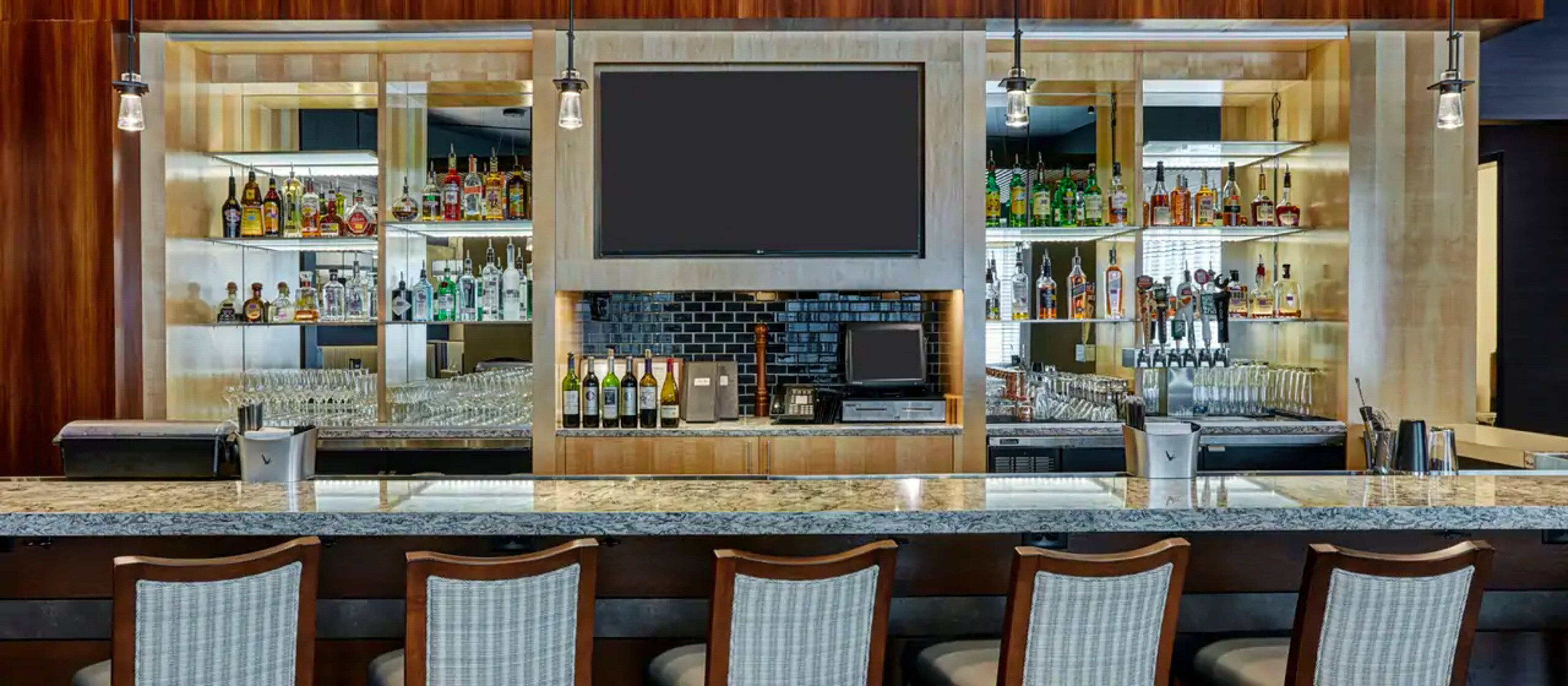 Фото Doubletree by Hilton Charlotte - Gateway Village