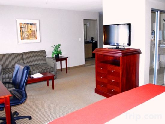 Фото Holiday Inn Express & Suites Surrey, an Ihg Hotel