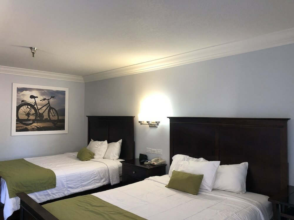 Фото Days Inn by Wyndham Near City Of Hope