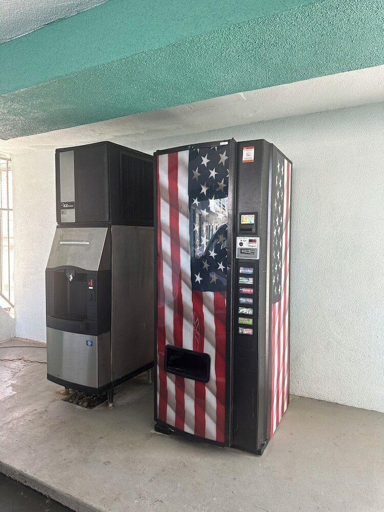 Фото Super 8 by Wyndham Oceanside Downtown