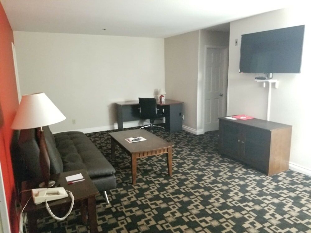 Фото Ramada by Wyndham Oceanside