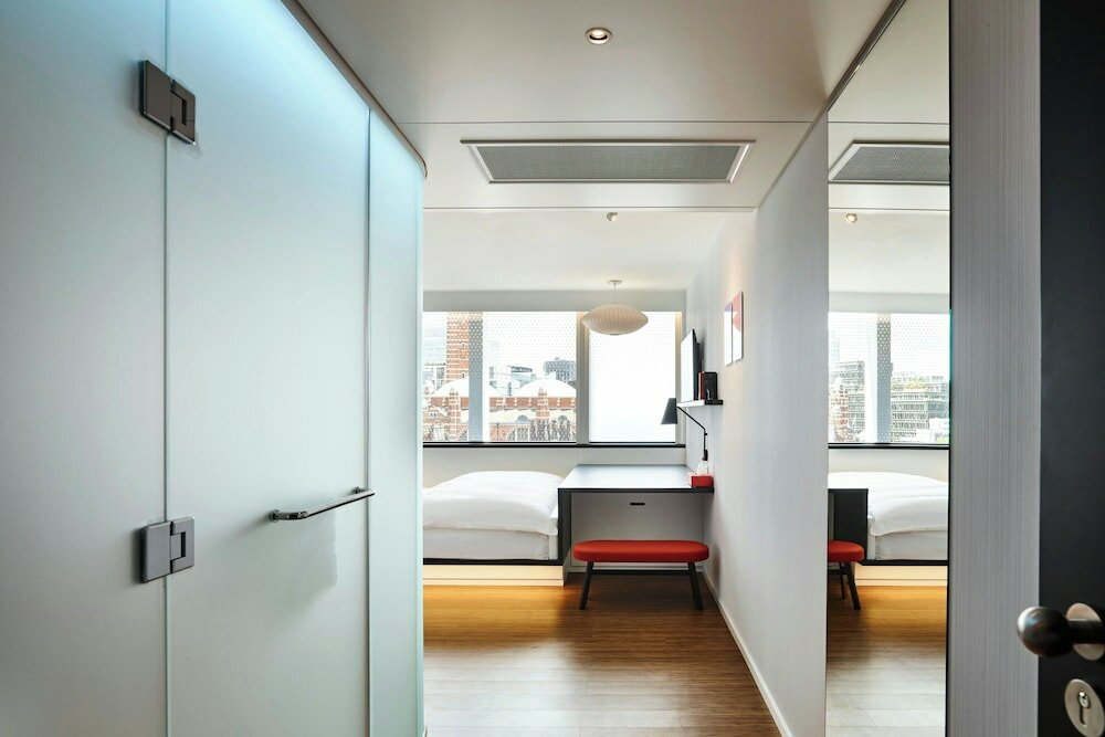 Фото CitizenM London Victoria Station