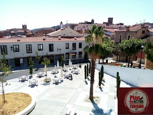 Гостиница Apartamentos Turísticos La Garza в Касересе