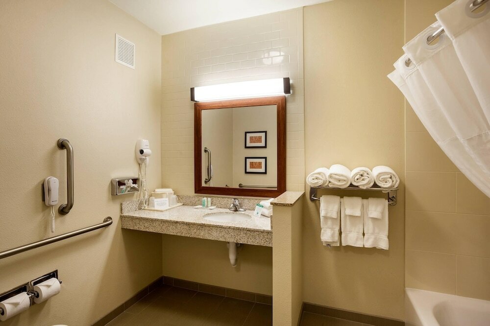 Фото Comfort Suites University