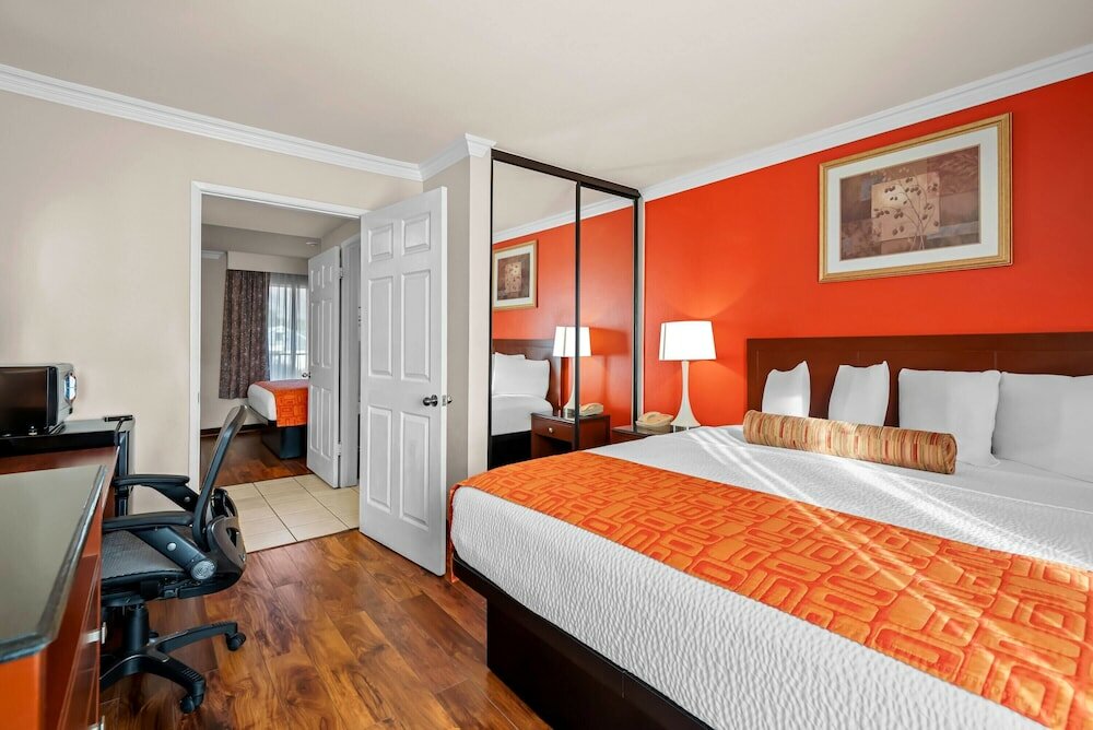 Фото Howard Johnson by Wyndham Pasadena