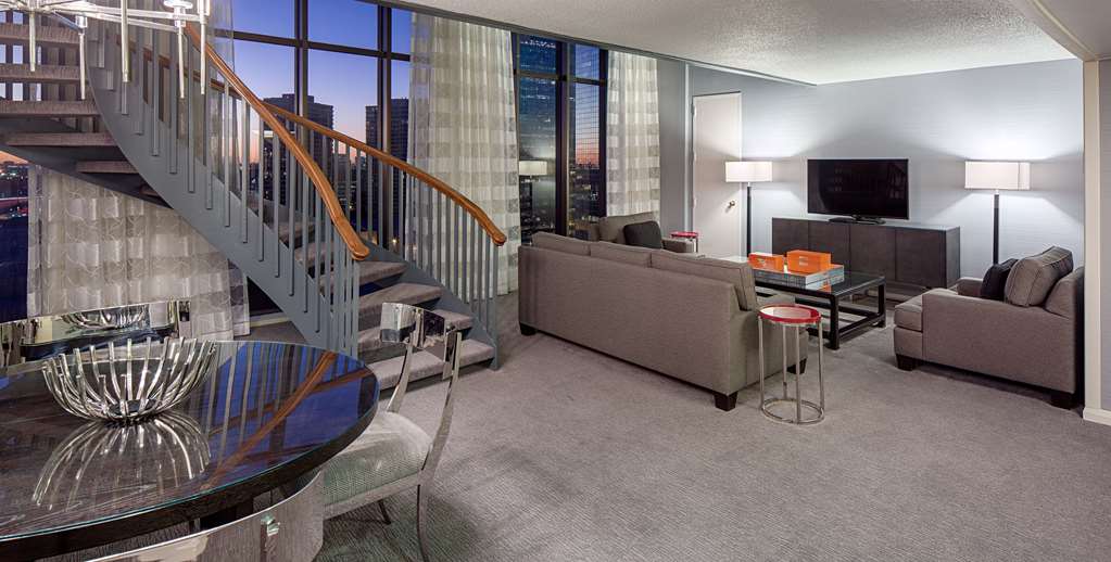 Фото DoubleTree by Hilton Hotel Houston - Greenway Plaza