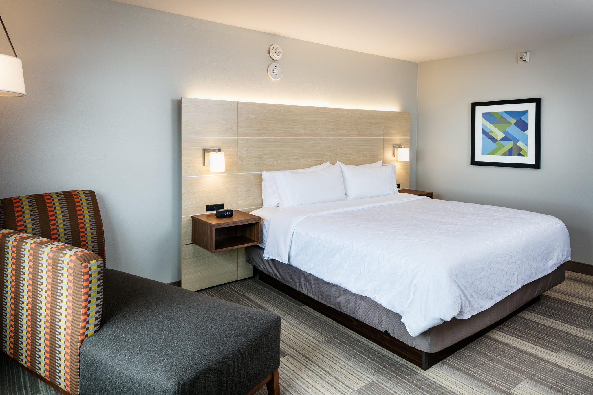 Фото Holiday Inn Express & Suites Bend South, an Ihg Hotel