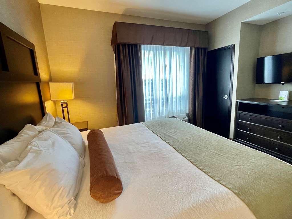 Фото Best Western Plus Okotoks Inn & Suites
