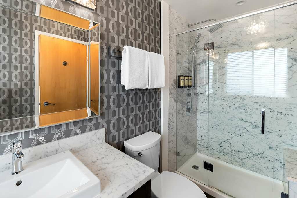 Фото Best Western Plus Inner Harbour - Victoria Hotels