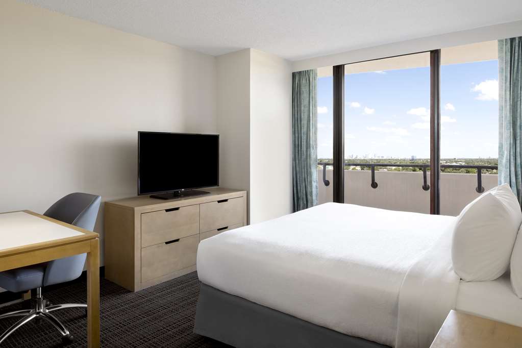 Фото Embassy Suites by Hilton Tampa Airport Westshore