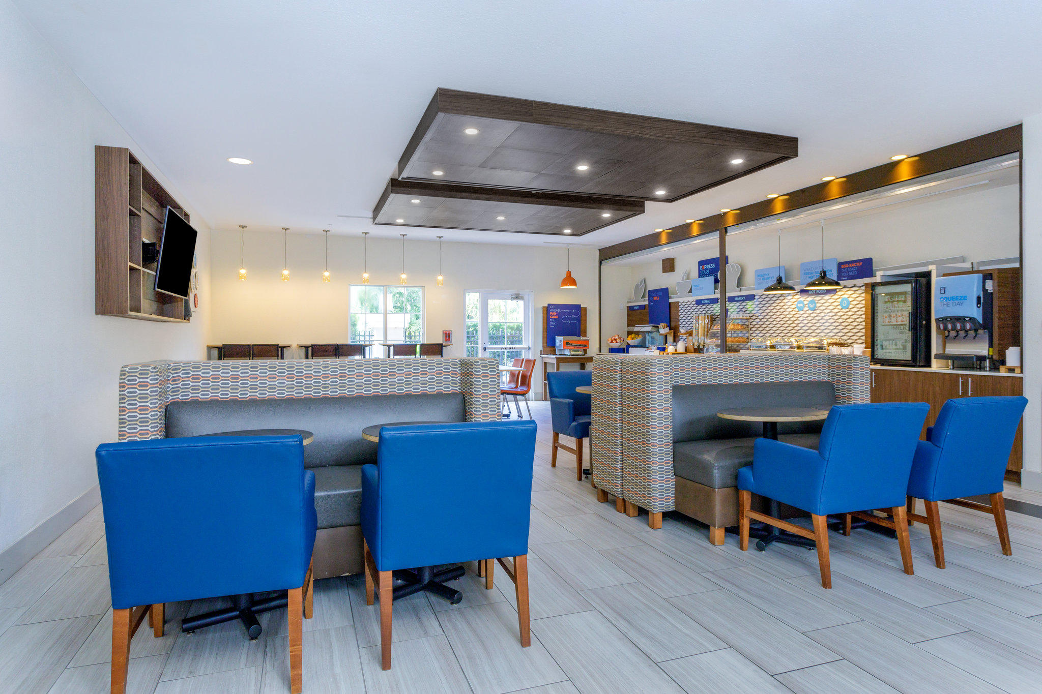 Фото Holiday Inn Express Tampa N I-75 - University Area, an Ihg Hotel