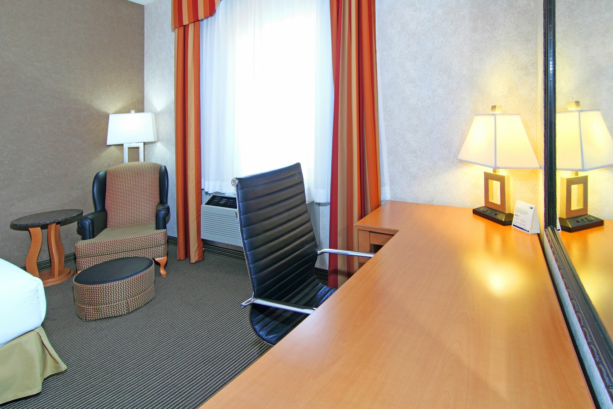 Фото Holiday Inn Express Hotel & Suites Calgary S-Macleod Trail S, an Ihg Hotel