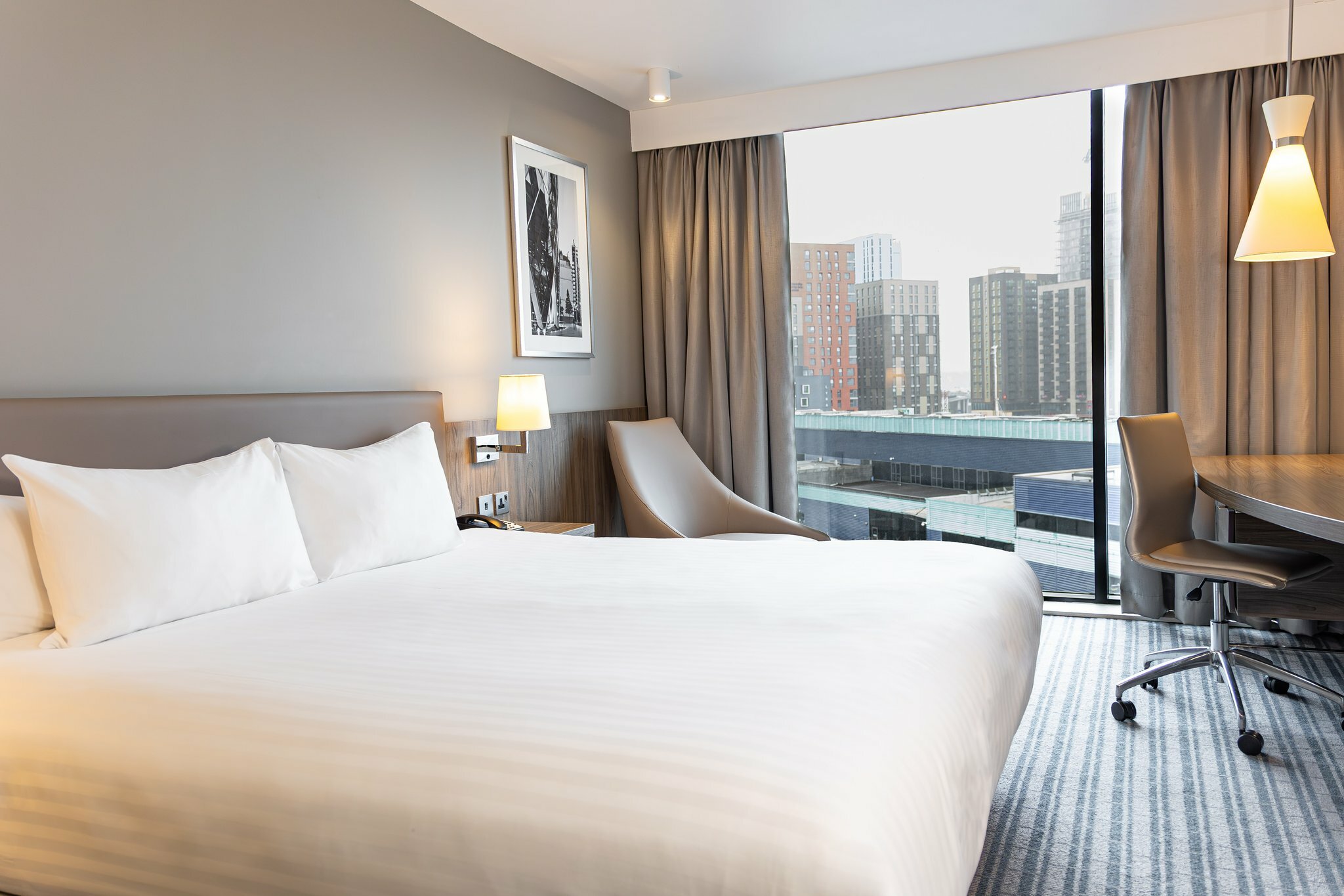 Фото Holiday Inn London - West, an Ihg Hotel