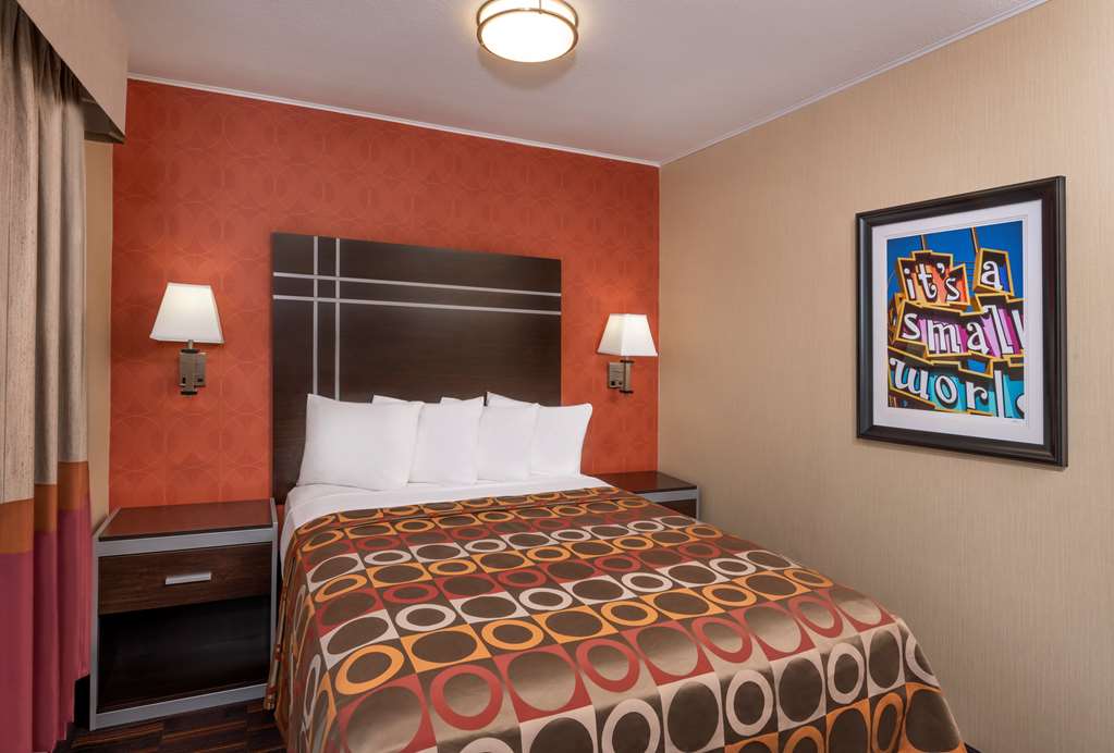 Фото Best Western Plus Raffles Inn & Suites