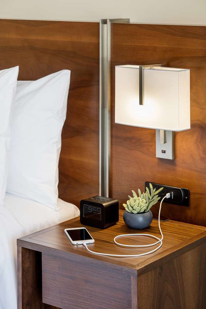 Фото Hilton Garden Inn Waikiki Beach