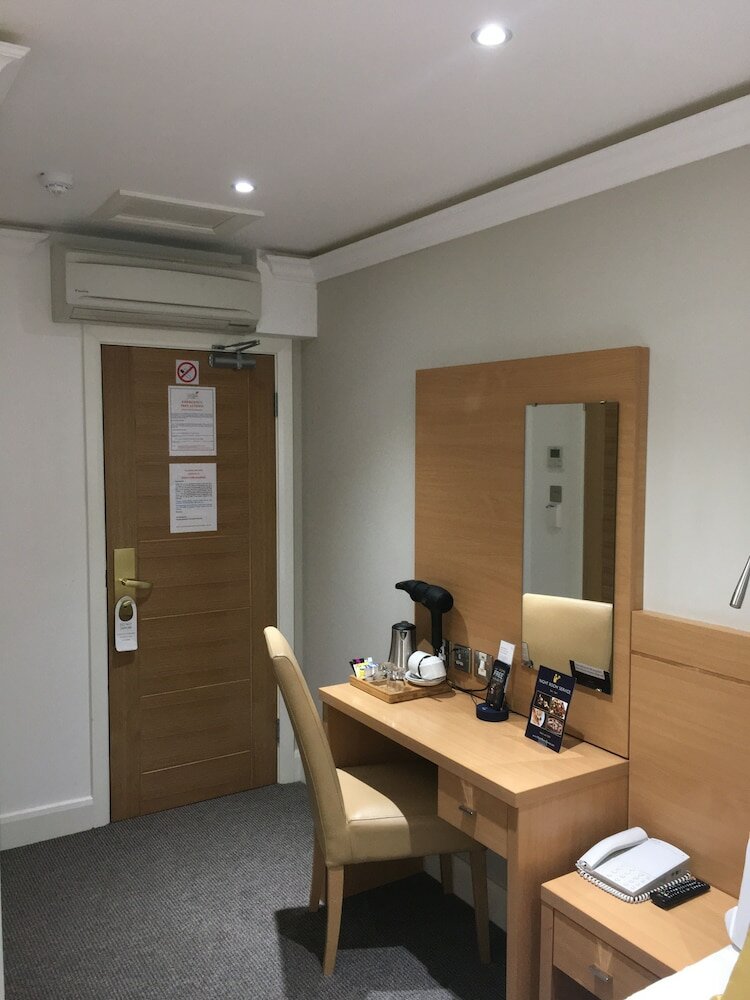 Фото Queens Park Hotel