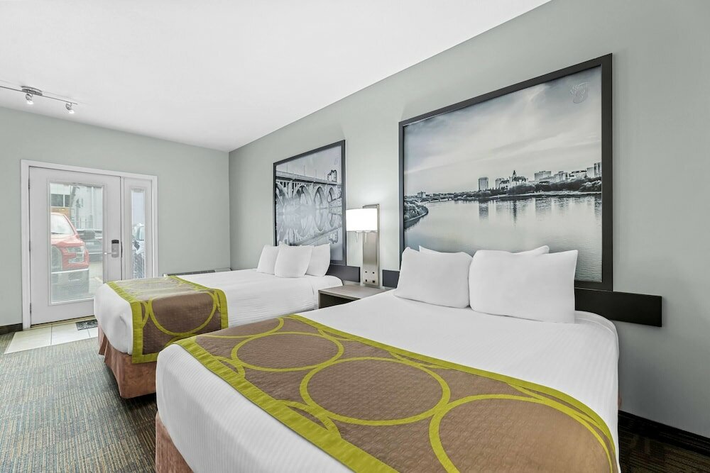 Фото Super 8 by Wyndham Saskatoon Near Saskatoon Airport