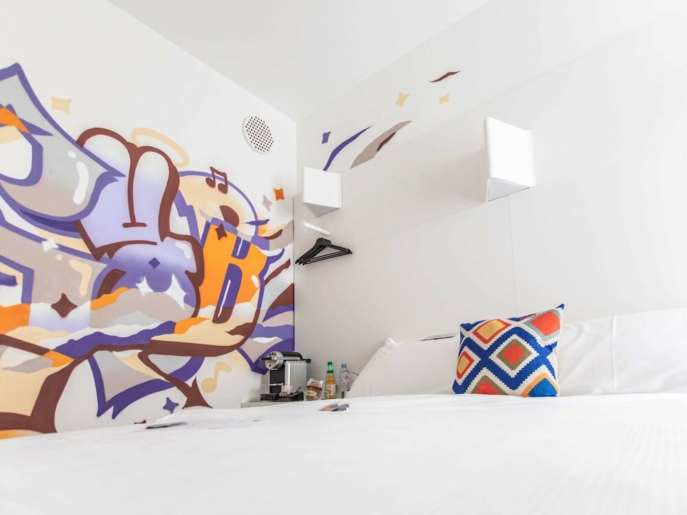 Фото Ibis Styles Lausanne Center Mad House