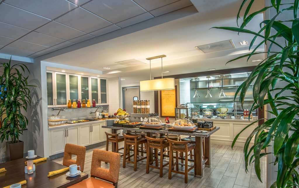 Фото Hilton Garden Inn Reagan National Airport