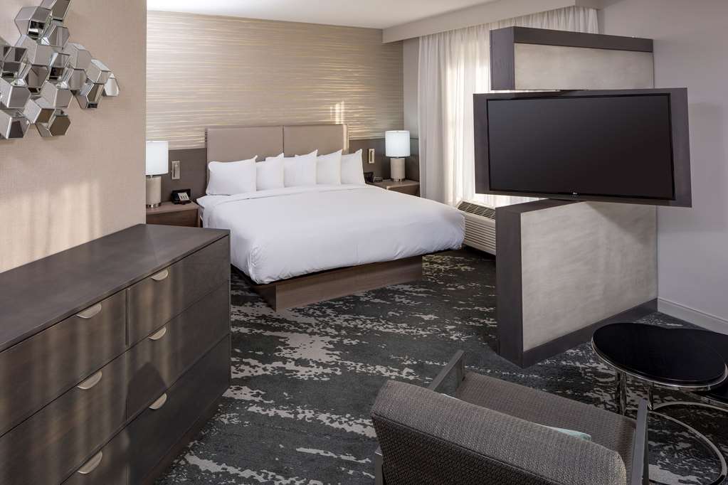 Фото Doubletree by Hilton Boston Logan Airport Chelsea