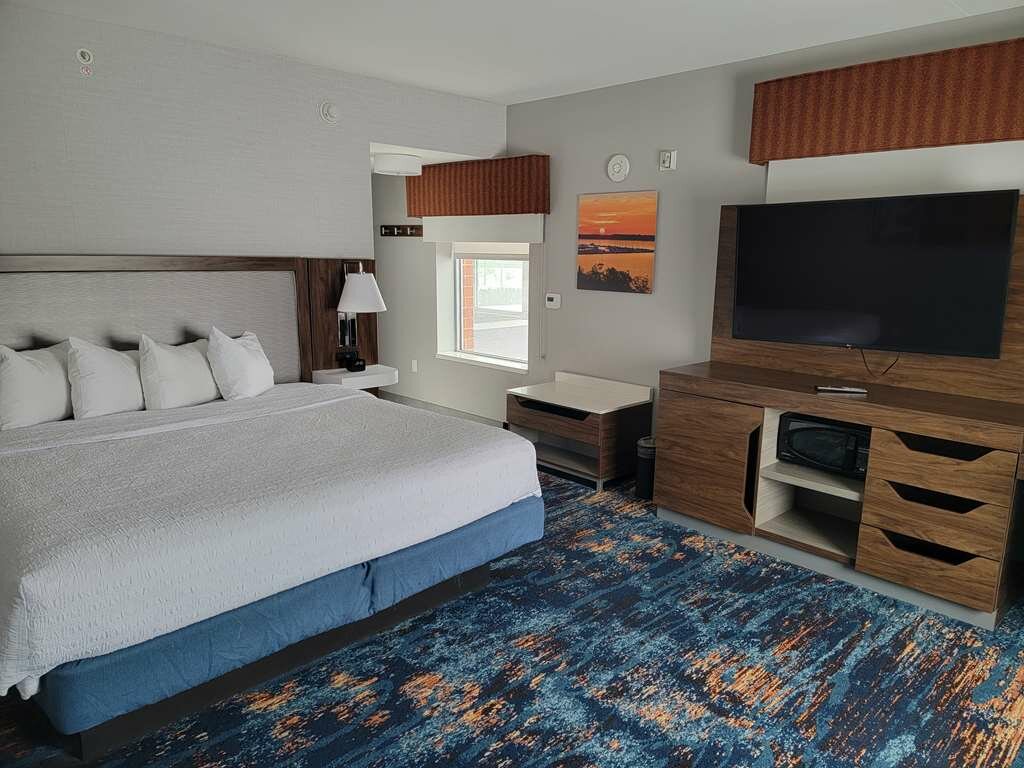 Фото Hampton Inn & Suites Erie Bayfront