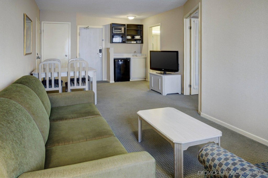 Фото Quality Suites Laval