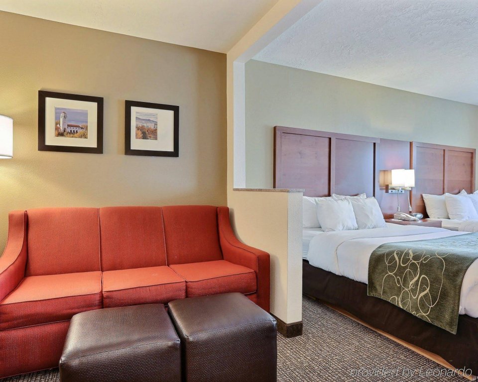 Фото Comfort Suites Airport