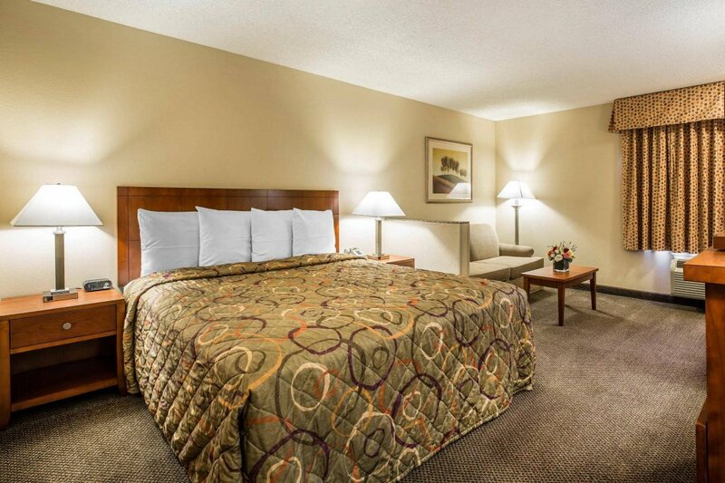 Гостиница Rodeway Inn & Suites Bakersfield в Бэйкерсфилде