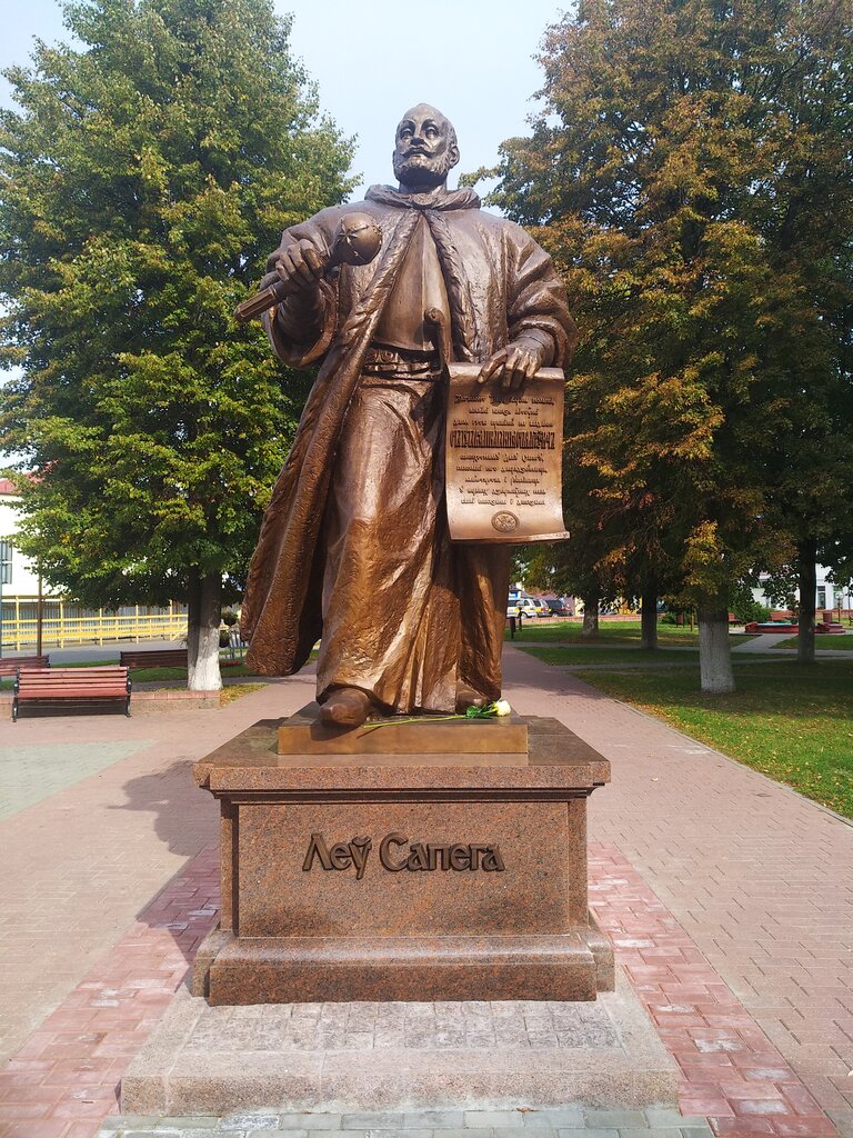 Смотрите, как выглядит памятник Льву Сапеге в Слониме