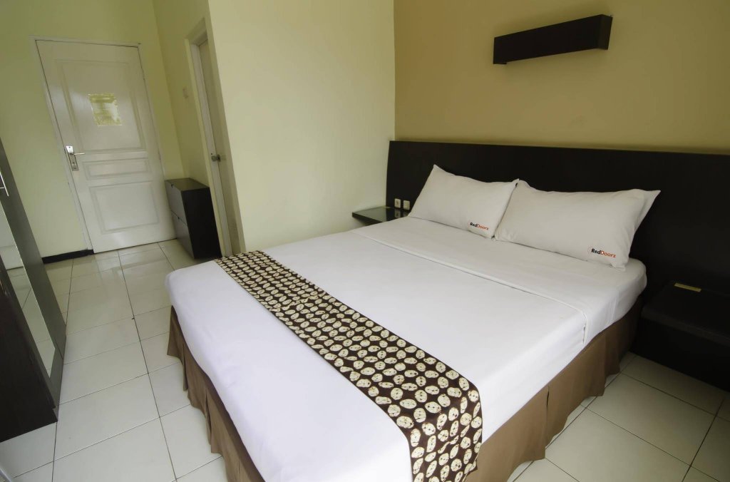 Фото RedDoorz near Gubeng Station