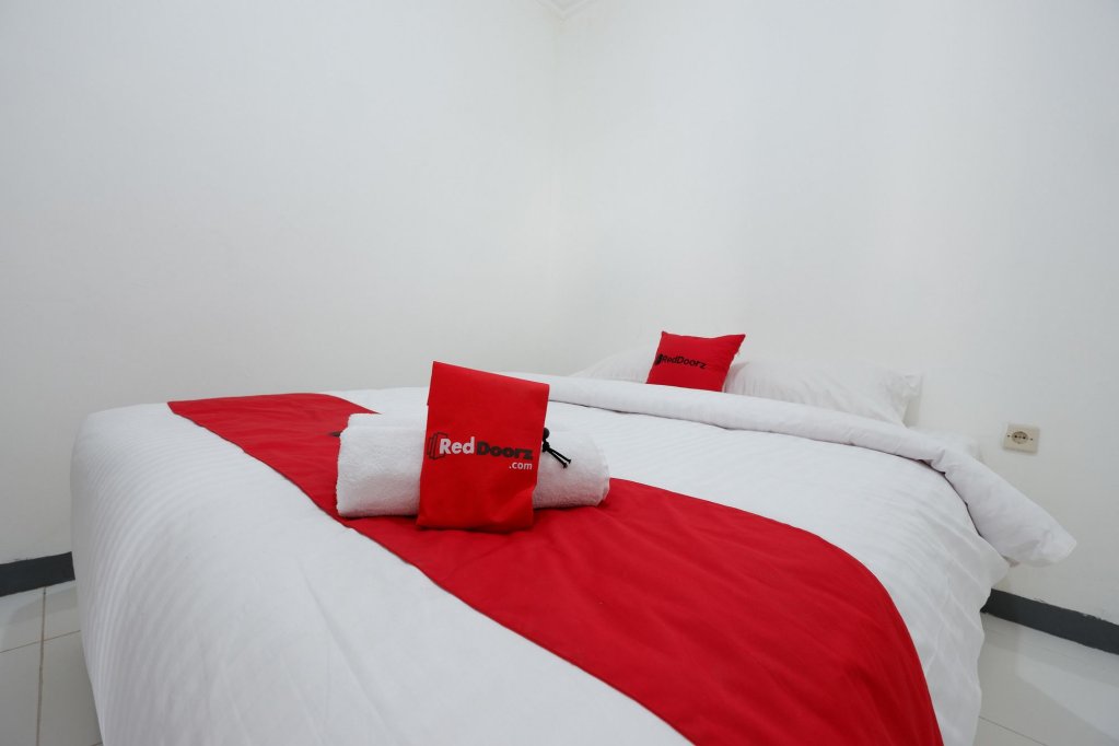 Фото RedDoorz near Mall Ciputra 2