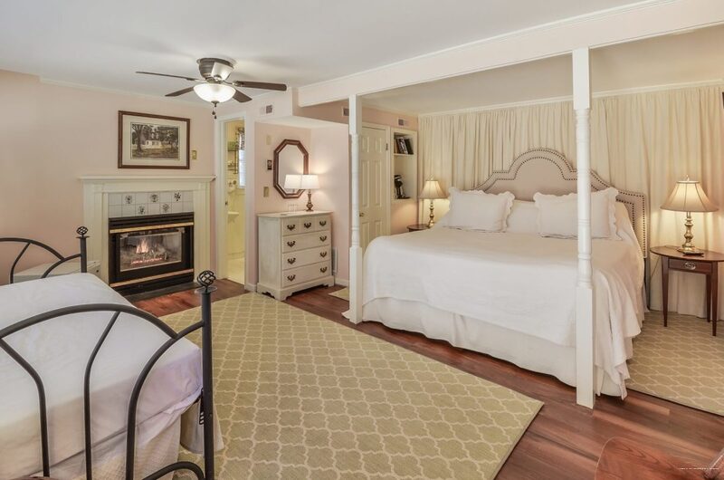 Фото Cedars of Williamsburg Bed & Breakfast