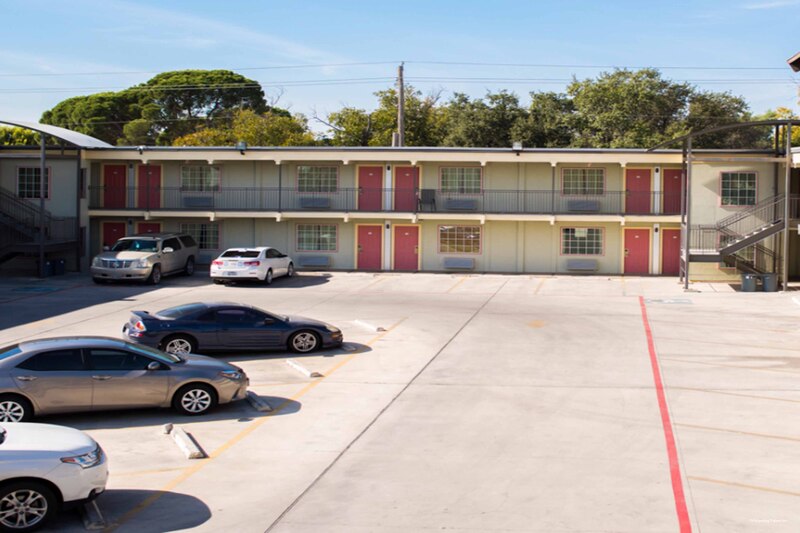 Фото Whispering Palms Inn