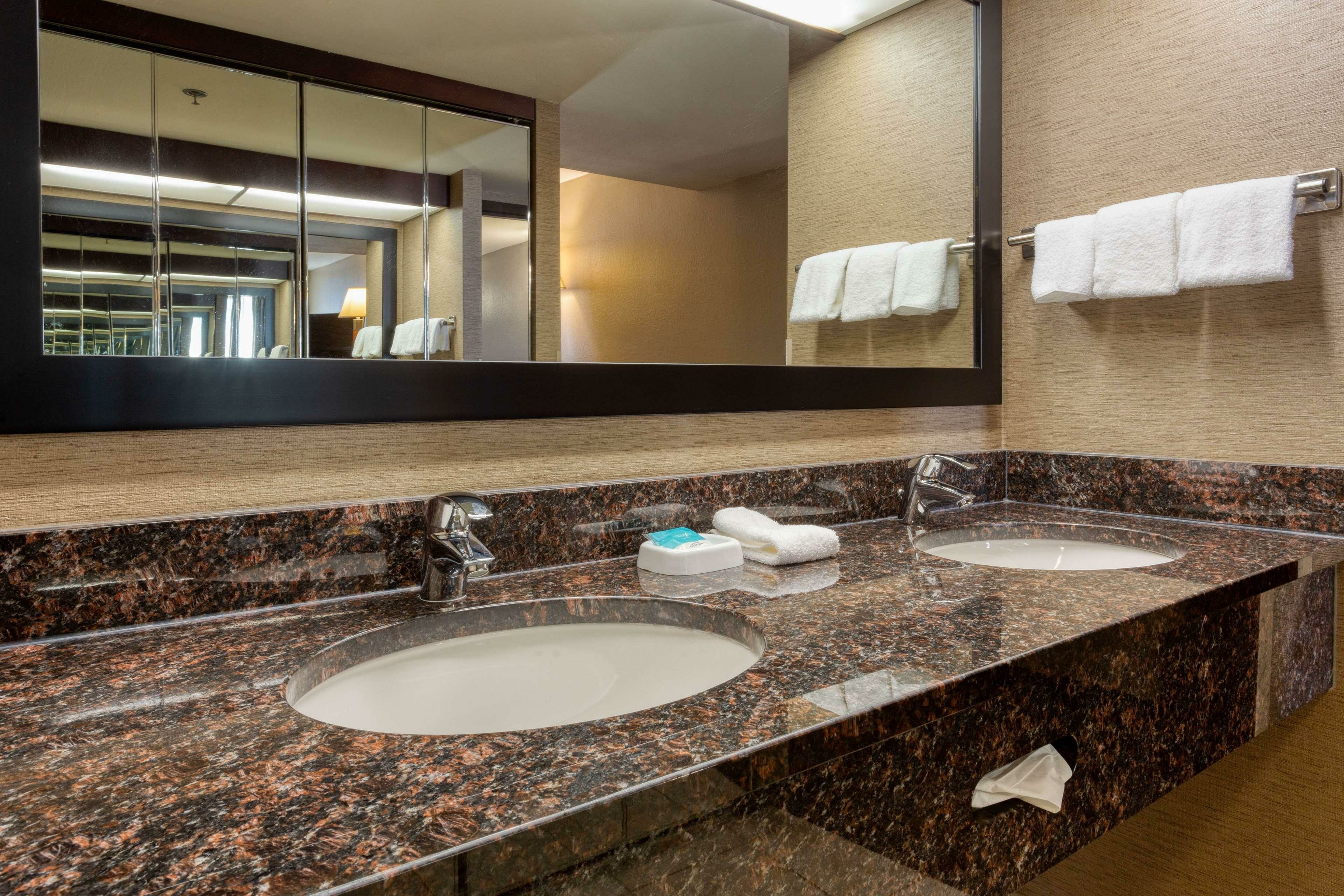 Фото Drury Inn & Suites Atlanta Airport