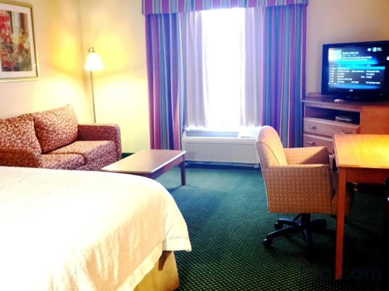 Фото Hampton Inn Hays-North of i 70