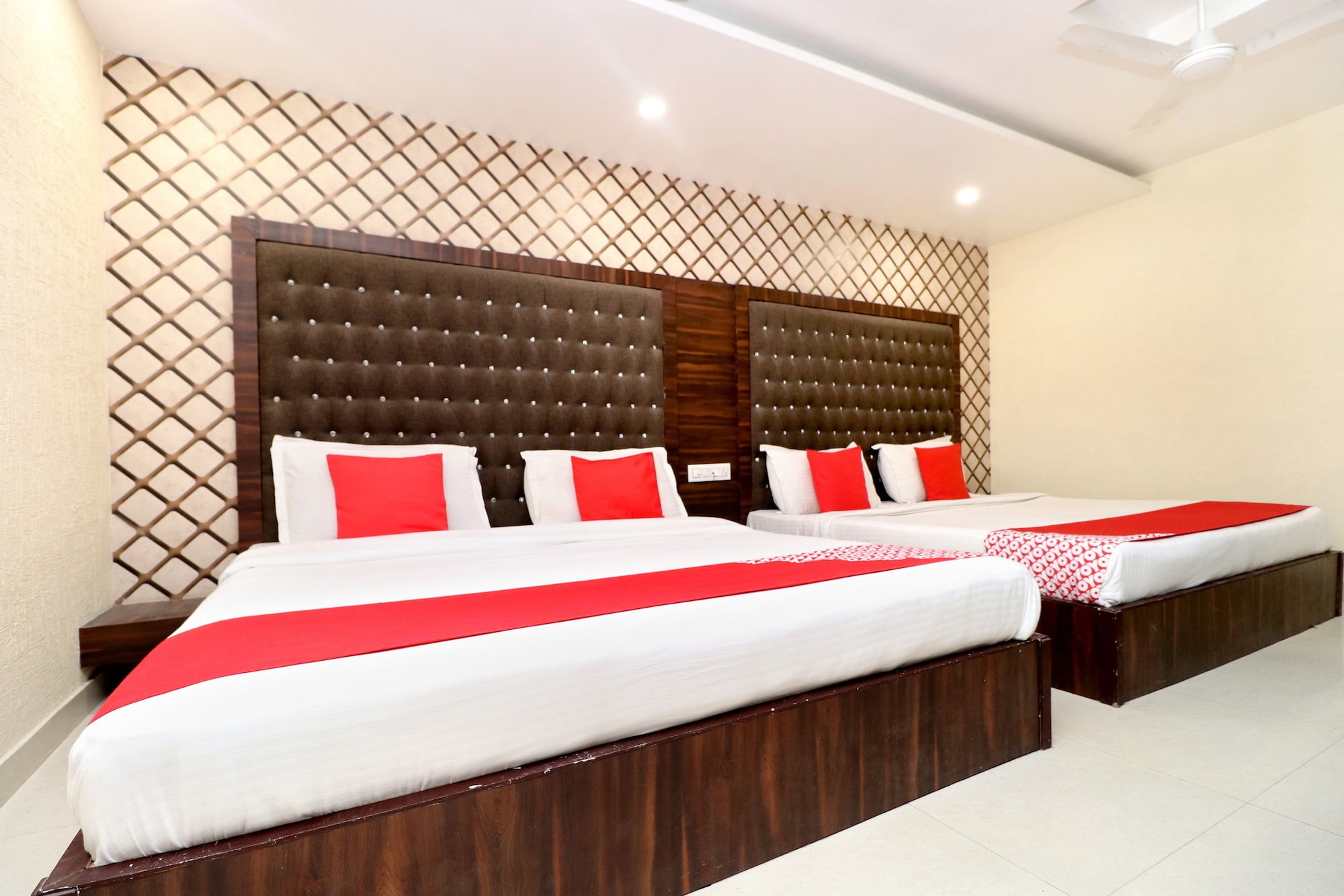 Фото Azaad Lifestyle Hotel by Oyo Rooms