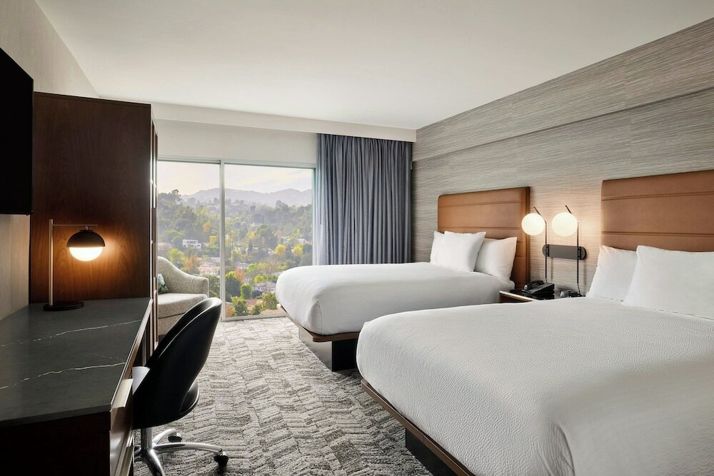 Фото Courtyard by Marriott Los Angeles - Sherman Oaks