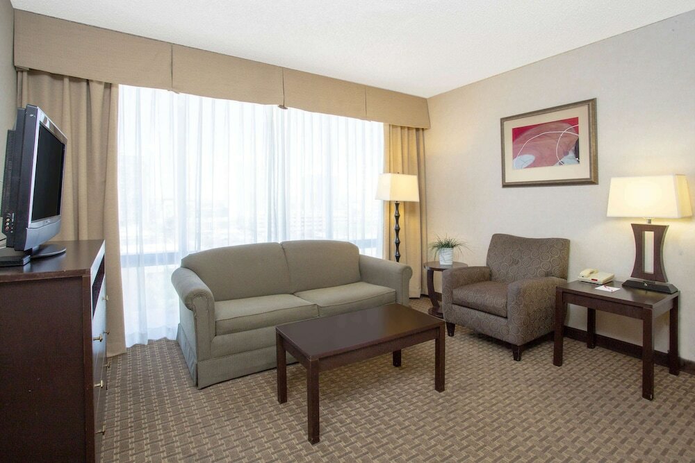 Фото Ramada by Wyndham Phoenix Midtown
