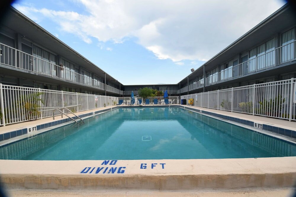 Фото Days Inn by Wyndham Stuart