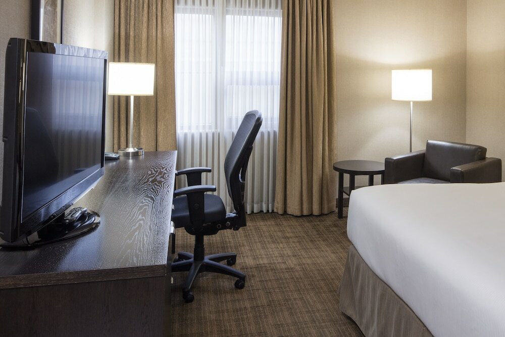 Фото Delta Hotels Calgary Airport In Terminal