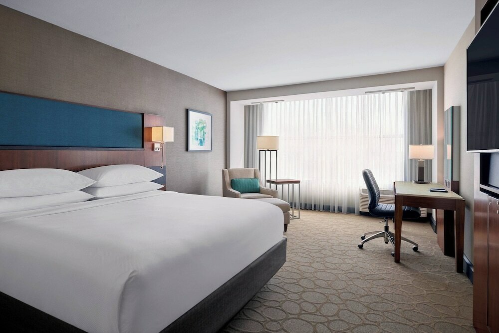 Фото Delta Hotels by Marriott Milwaukee Northwest