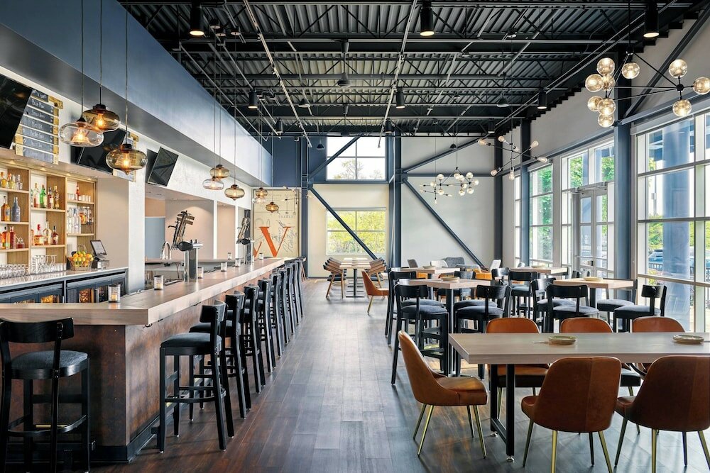 Фото Delta Hotels by Marriott Milwaukee Northwest