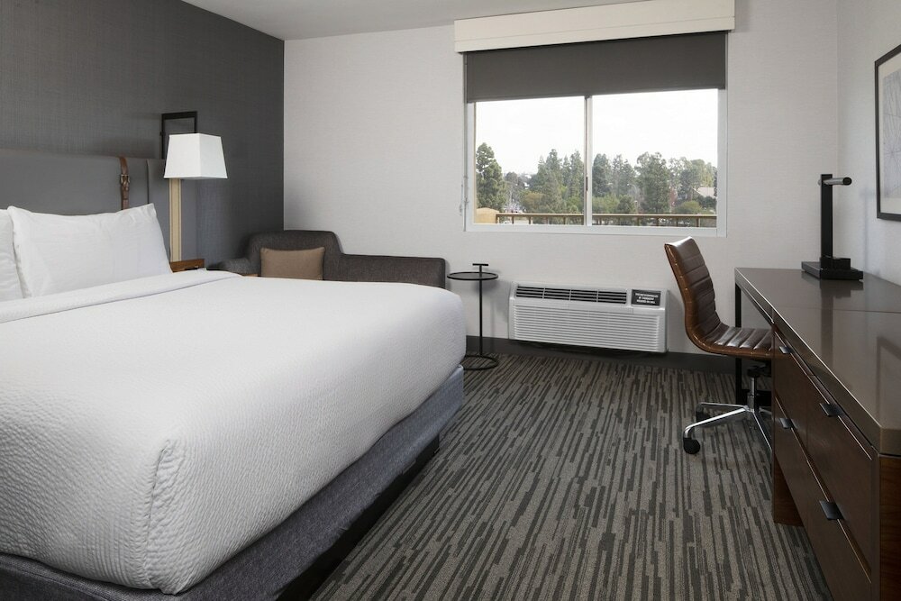 Фото Four Points by Sheraton Los Angeles Westside