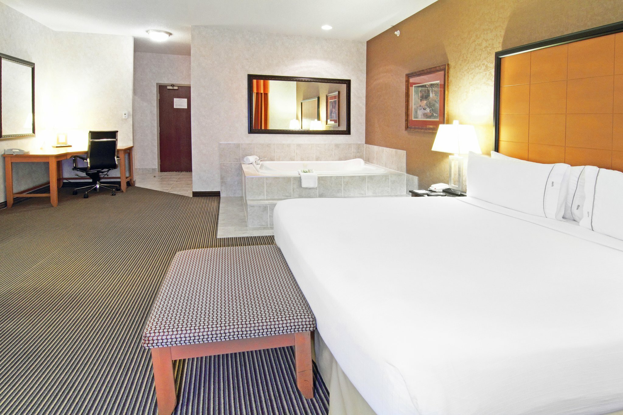 Фото Holiday Inn Express Hotel & Suites Calgary S-Macleod Trail S, an Ihg Hotel